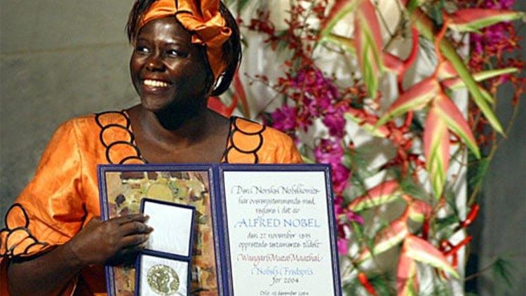 Wangari Maathai recebe o Pr&eacute;mio Nobel da Paz, na Noroega em 2004