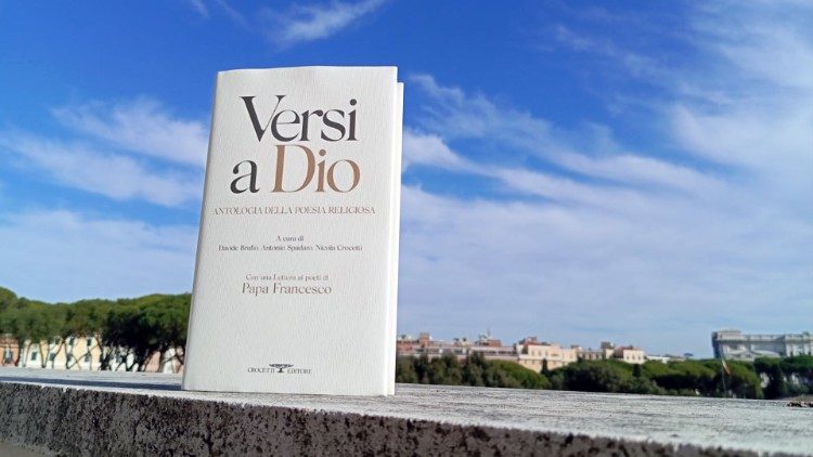 Il libro "Versi a Dio", antologia della poesia religiosa.