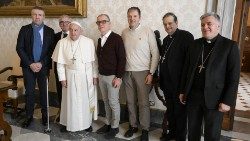 Papst Franziskus und Kardinal Paolo Lojudice, Erzbischof von Siena, zusammen mit einer Arbeiterdelegation von Beko Europa