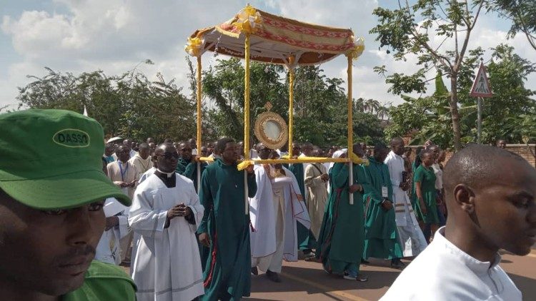 Processsion du Très Saint Sacrement dans les rues de Butare