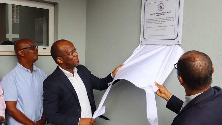 O Cardeal Dom Arlindo Fortado e o Director da EU Católica  na inauguração do Centro 