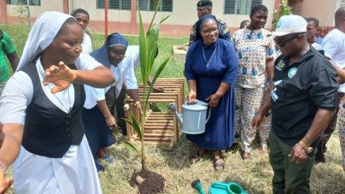 Ghana: Siostry uczą sadzenia drzew w ramach projektu „Growing for a Greener Tomorrow”