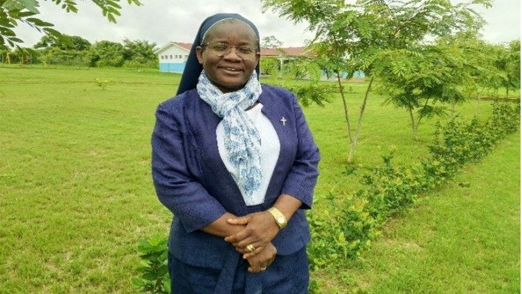 A Diretora, Ir. Stella Nwosu, no complexo escolar