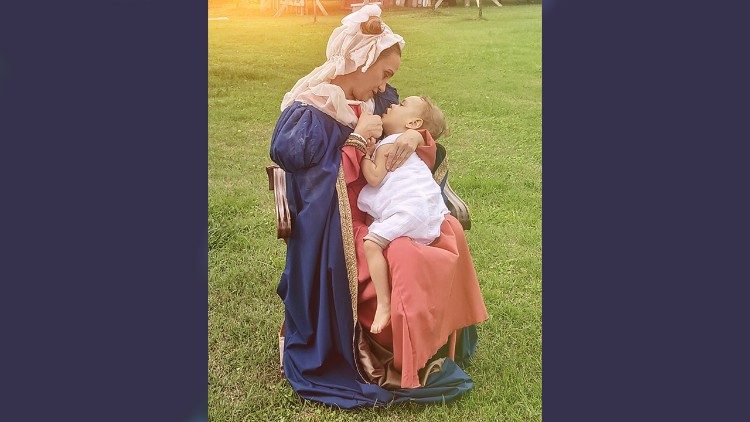 Maria Teresa e Dominque reinterpretano la "Madonna col Bambino" di Filippo Lippi 