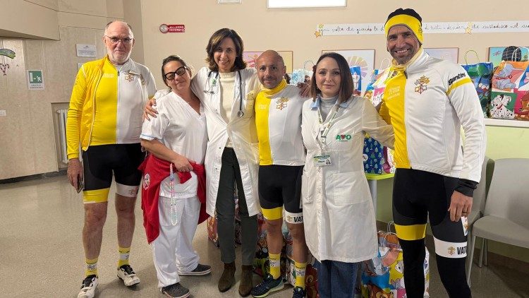 I ciclisti di Athletica Vaticana con medici e sanitari del Centro per le cure palliative