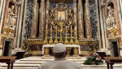 Il Papa in preghiera a Santa Maria Maggiore