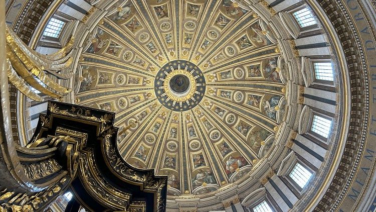 Cúpula de San Pedro vista desde el interior de la Basílica