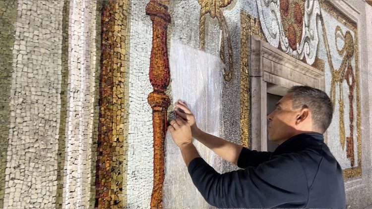 La restauración de los mosaicos de la Cúpula de San Pedro