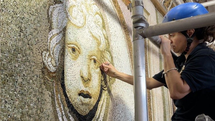 La restauración de los mosaicos de la Cúpula de San Pedro