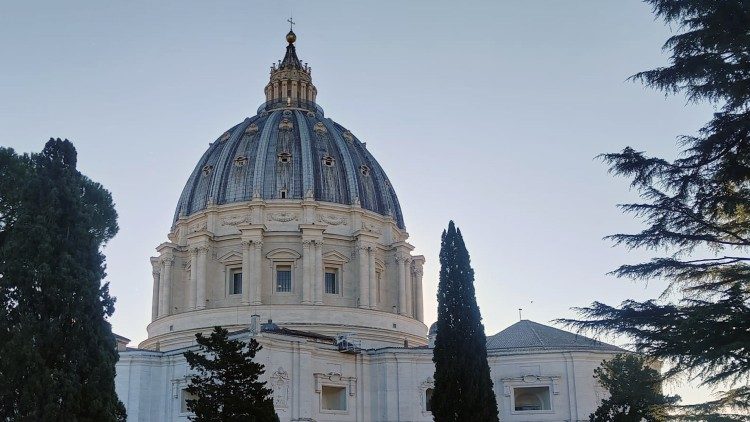 La Cúpula de San Pedro vista desde los Jardines Vaticanos