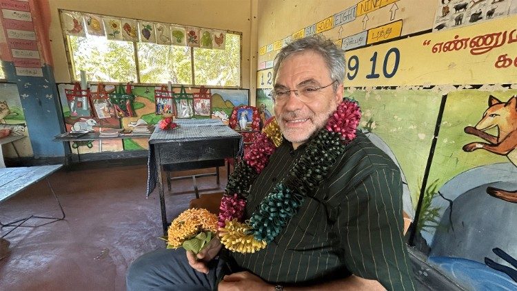 Ambrogio Bongiovanni, presidente del Magis, in una scuoletta supportata dalla Fondazione