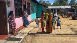 Sri Lanka, in un villaggio nella regione di Hutton, tra famiglie poverissime lavoratrici nelle piantagioni di tè. Qui il Magis è presente con progetti educativi e di prossimità (A. Palermo)