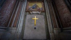 வத்திக்கான் தூய பேதுரு பெருங்கோவில் புனிதக் கதவினை மூடியிருக்கும் சுவர்