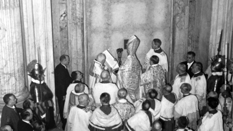 Pio XII apre il Giubileo del 1950 (archivio storico della Fabbrica di San Pietro).