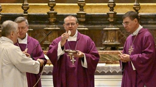 Prezydium KEP na porannej Mszy św. przy grobie św. Jana Pawła II