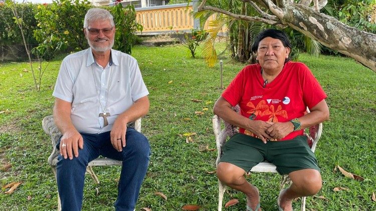 Encontro entre Davi Kopenawa e dom Evaristo Spengler - Foto Rádio Monte Roraima