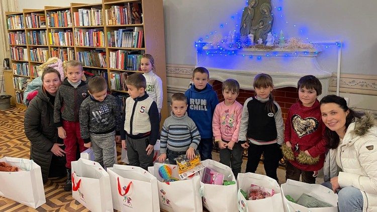 Члени фонду "Маленькі мрії" з дітьми-сиротами