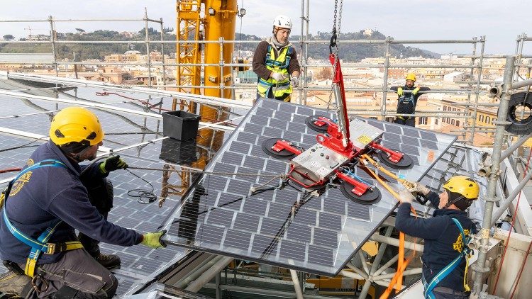 Una fase del lavoro per la realizzazione della copertura fotovoltaica.