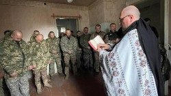 El obispo Bohdan Manyshyn con algunos soldados en Ucrania