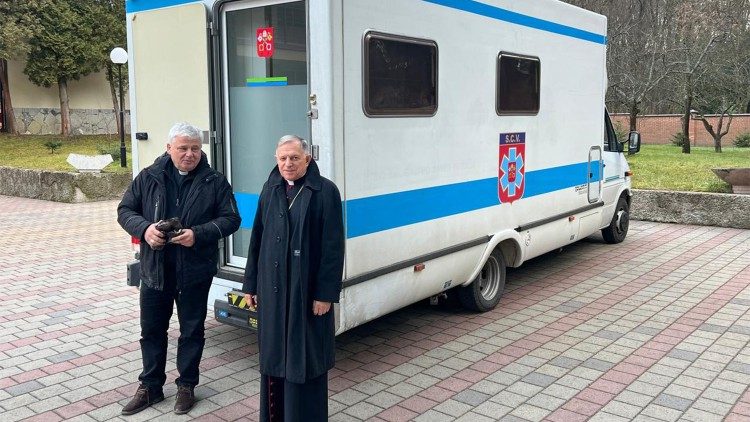 L'arrivo del camper sanitario a Lviv. Il cardinale Krajewski e l'arcivescovo metropolita della città Mieczysław Mokrzycki