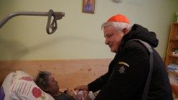 Il cardinale Konrad Krajewski incontra i malati a Fastiv, Ucraina