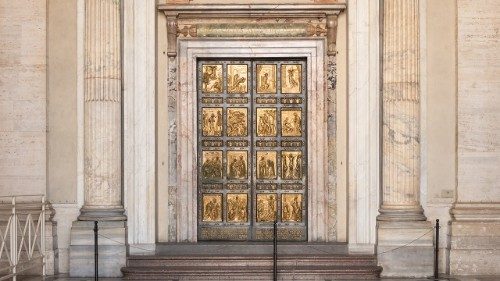 Il Papa: la Porta Santa che si apre a Natale ci invita a compiere un passaggio