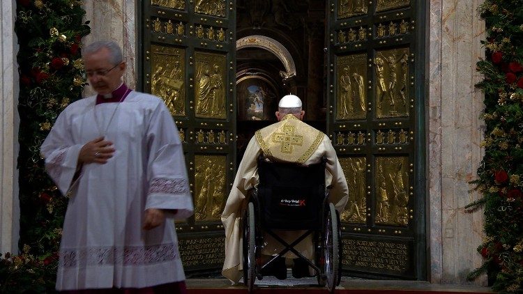 Papież Franciszek, który poruszał się na wózku inwalidzkim, otworzył Drzwi Święte na Jubileusz 24 grudnia 2024 roku.