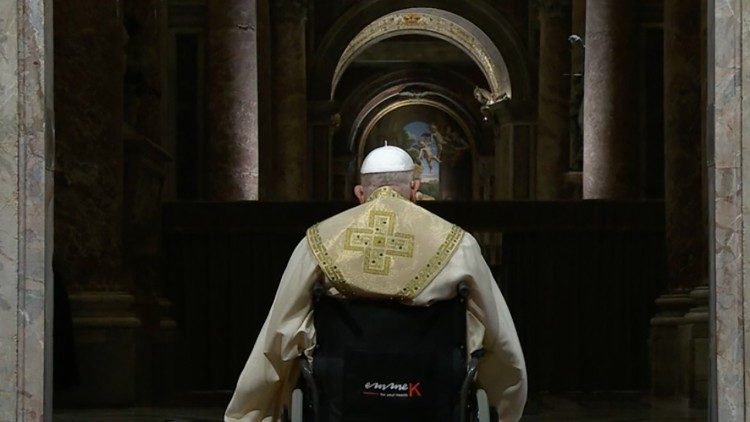 Francesco apre la Porta Santa