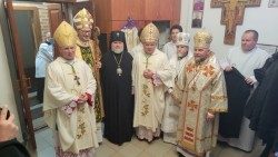 Le cardinal Krajewski entouré de dignitaires chrétiens et du nonce en poste à Kiev depuis 2021, Mgr Visvaldas Kulbokas (deuxième en partant de la gauche).