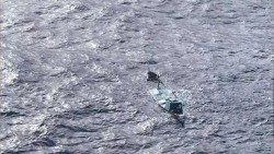 Un'imbarcazione alla deriva al largo del Gambia