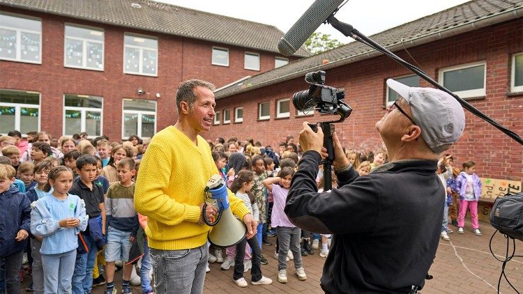 Wie sich die Sternsinger-Partner in Kenia und Kolumbien für die Rechte von Kindern einsetzen, zeigt der neue Film von und mit Reporter Willi Weitzel (© Frank Dicks / Kindermissionswerk) 