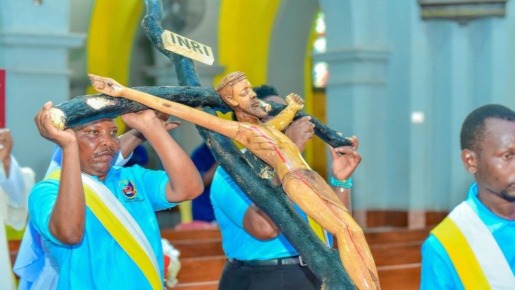 Yesu alisema "Mtu yeyote akitaka kunifuata ajitikwe Msalaba wake anifuate.Hivyo vijana wanapaswa kubeba misalaba ya maisha yao."