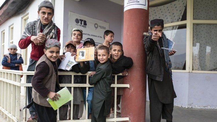 Bambini e ragazzi dell'orfanotrofio di Kapisa, sostenuto da Nove Caring Humans, nel nord-est dell'Afghanistan