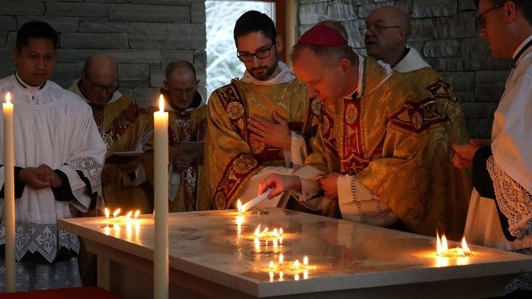 De nombreux rites participent de la consécration d'une église. Ici de l'encens est brûlé sur l'autel. 