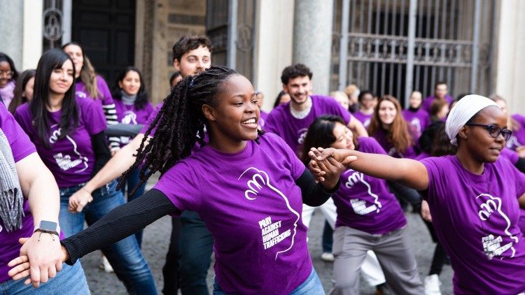 Un momento del flash mob a piazza Santa Maria in Trastevere a Roma