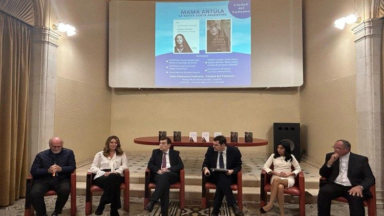 “Firmemente arraigados en el Señor debemos ver en esto una ocasión en la que podemos desafiar nuestro entorno para llevar la alegría del Evangelio”. (Papa Francisco)