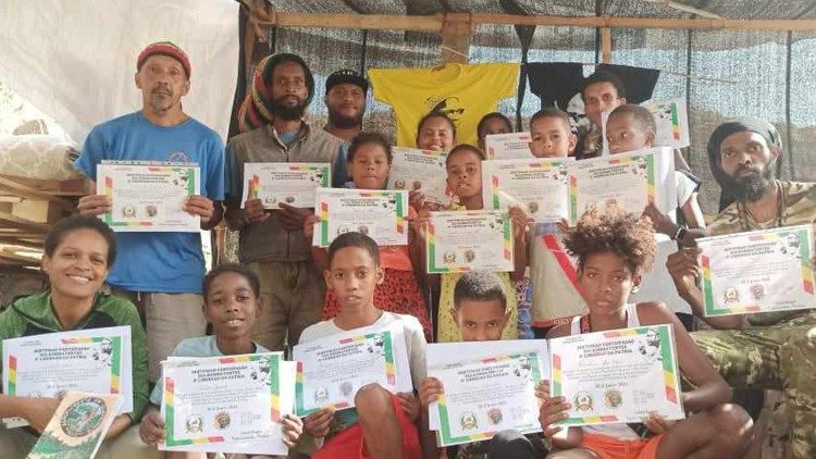 Jovens e crianças do Espaço Jovem