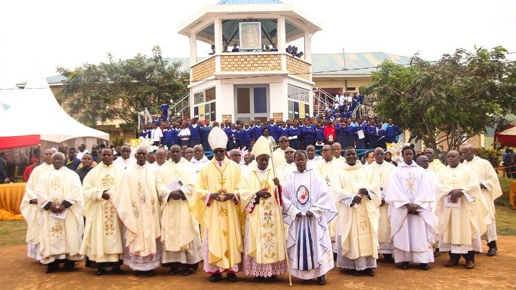 Askofu Jovitus Mwijage Askofu wa Jimbo la Bukoba,Tanzania,alitabaruku Kanisa la  KWAUSO na kuzika masalia ya Mwenyeheri Carlo Acutis (10.02.2024)