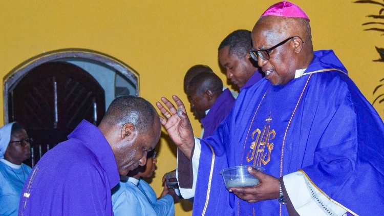 Kipindi cha Kwaresima ni safari inayokazia Sakramenti ya Ubatizo mlango wa Sakramenti za Kanisa; Kufunga na Kusali pamoja na kujikita katika tabia njema au matendo ya huruma.