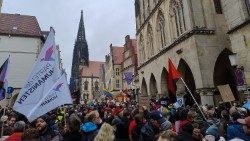 Eine Demo in Münster, im Hintergrund St. Lamberti