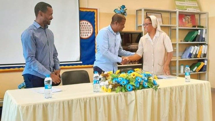 P. António Ima cumprimenta uma das irmãs da Escola Miraflores