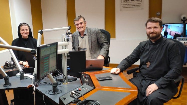 Стефано з богопосвяченими особами з України в студії Радіо Ватикану