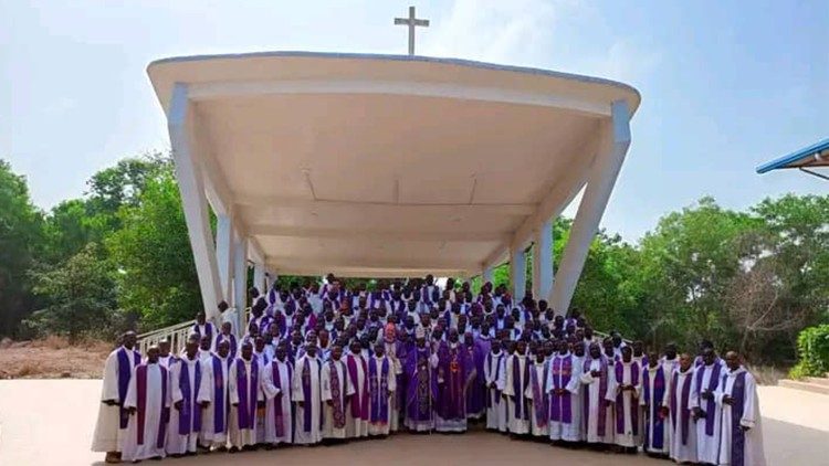 Les &eacute;v&ecirc;ques et des pr&ecirc;tres de Guin&eacute;e, au cours de leur p&egrave;lerinage au sanctuaire Marial de Boffa