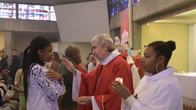 Mgr Delannoy lors d'une célébration de confirmation dans le diocèse de Saint-Denis. 