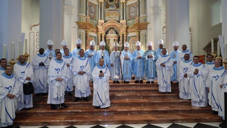 Monseñor Edgar Peña Parra junto a Obispos y sacerdotes de la Iglesia panameña en la Catedral Basílica Santa María La Antigua, en Ciudad de Panamá.
