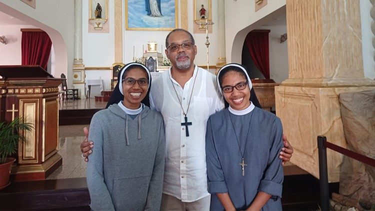 As Irmãs Antónia e Margareta com Dom Ildo Fortes, Bispo de Mindelo