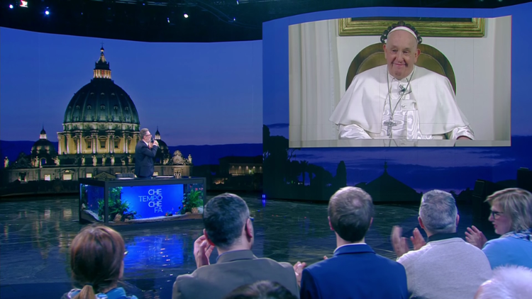 Il Papa durante l'intervista con Fabio Fazio a "Che tempo che fa"