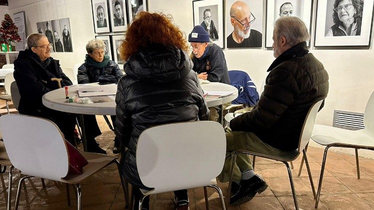 Un momento del laboratorio di scrittura di Sulvana Ceruti nel  carcere di Opera