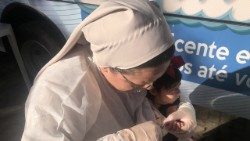 Suor-Raquel-Figlia-della-Carita-in-azione-nel-Micro-da-Caridade_.jpg