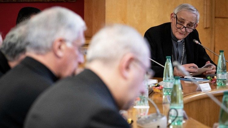 Kardinal Matteo Zuppi, CEI-Vorsitzender, mit Kollegen bei einer Sitzung der italienischen Bischofskonferenz 